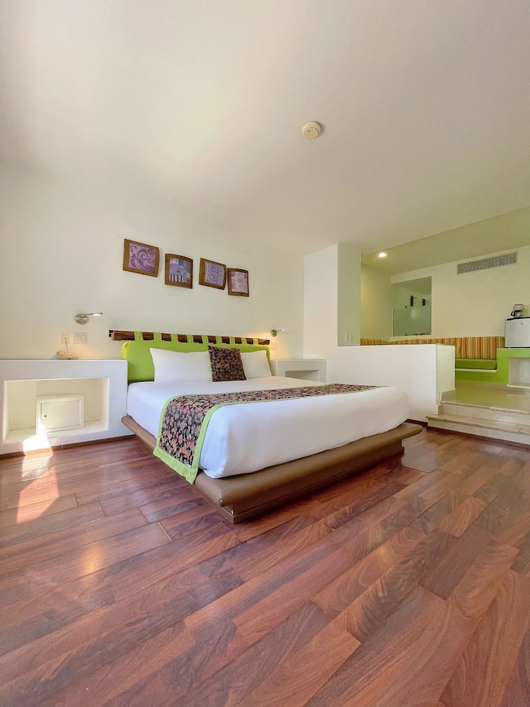 seven crown express and suites by kavia