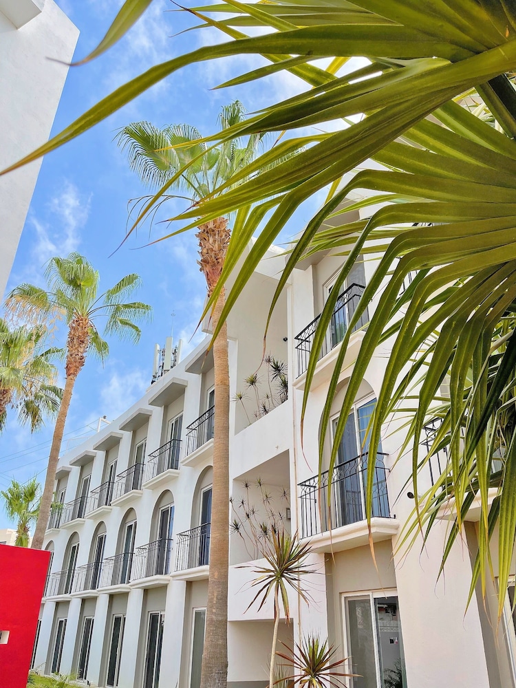 seven crown express and suites by kavia