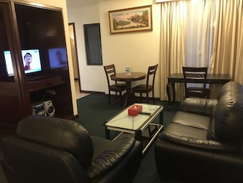 kl service apartment at times square