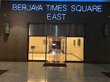 kl service apartment at times square