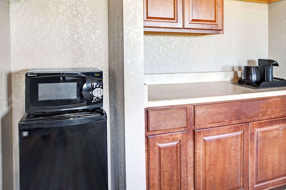 super 8 by wyndham roseville detroit area