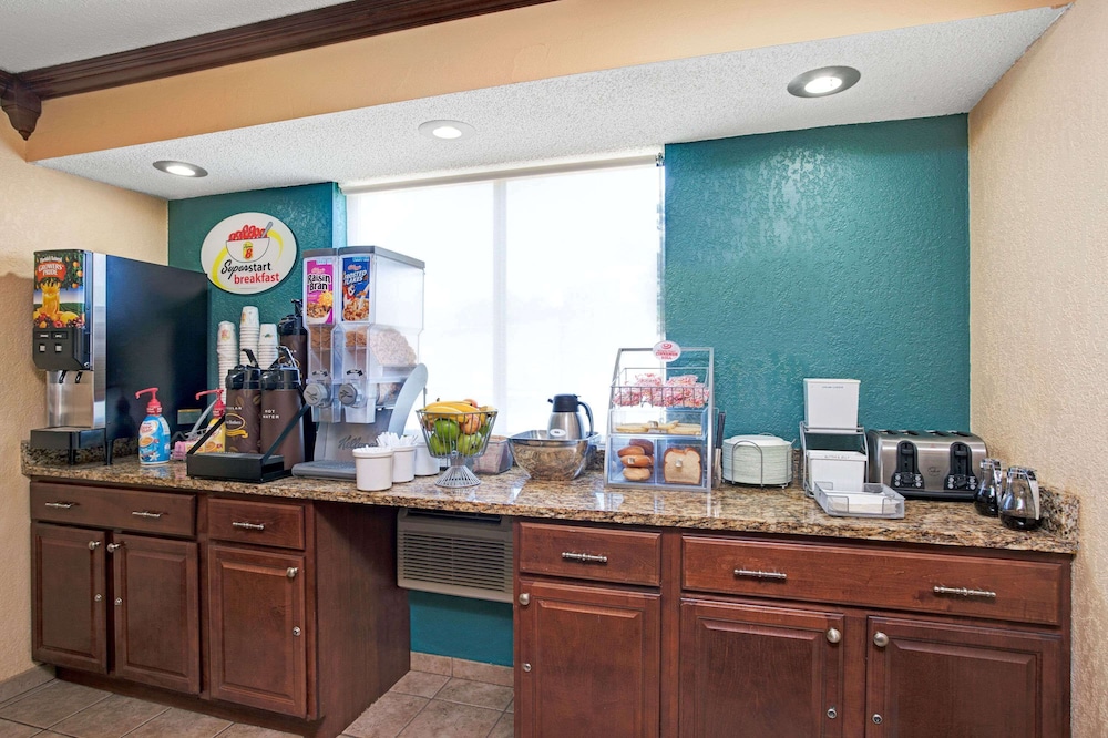 super 8 by wyndham roseville detroit area