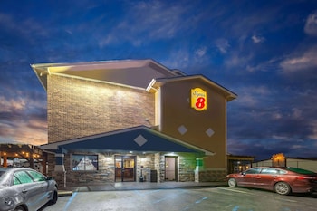 super 8 by wyndham roseville detroit area