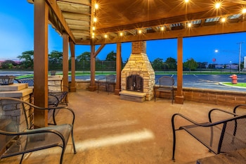 super 8 by wyndham roseville detroit area