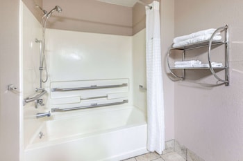 super 8 by wyndham roseville detroit area