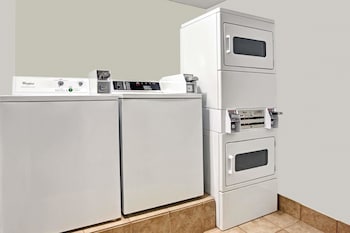 super 8 by wyndham roseville detroit area