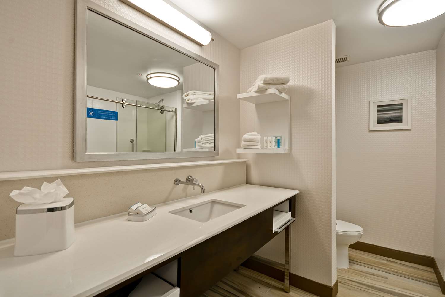hampton inn and suites detroit warren