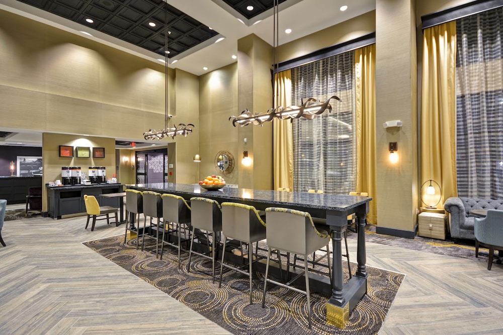 hampton inn and suites detroit warren