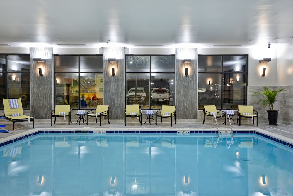 hampton inn and suites detroit warren