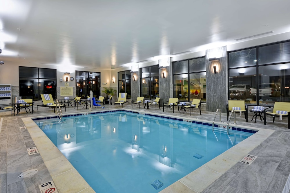 hampton inn and suites detroit warren