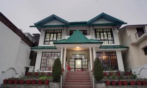 treebo spring birds kainchi dham