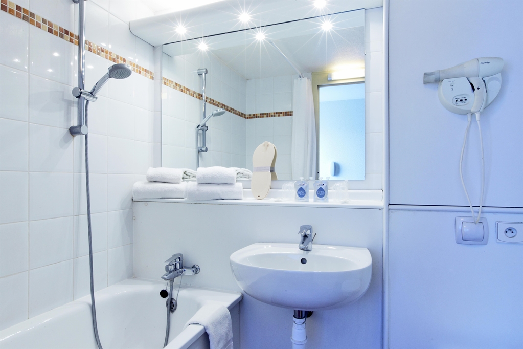 kyriad geneve saint genis pouilly