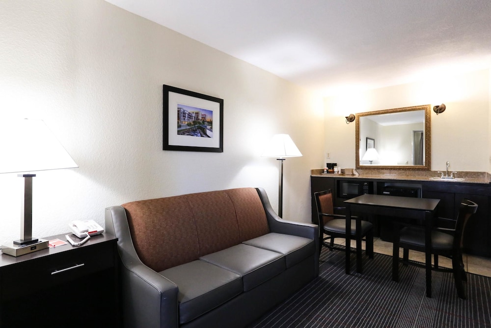 econo lodge and suites greenville