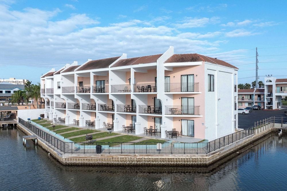 windwater hotel and marina