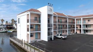 windwater hotel and marina
