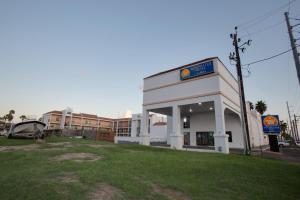 windwater hotel and marina