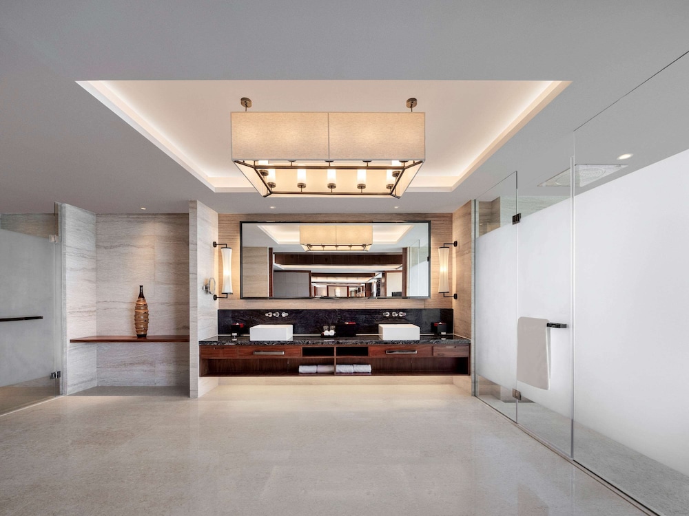 pullman oceanview sanya bay resort and spa