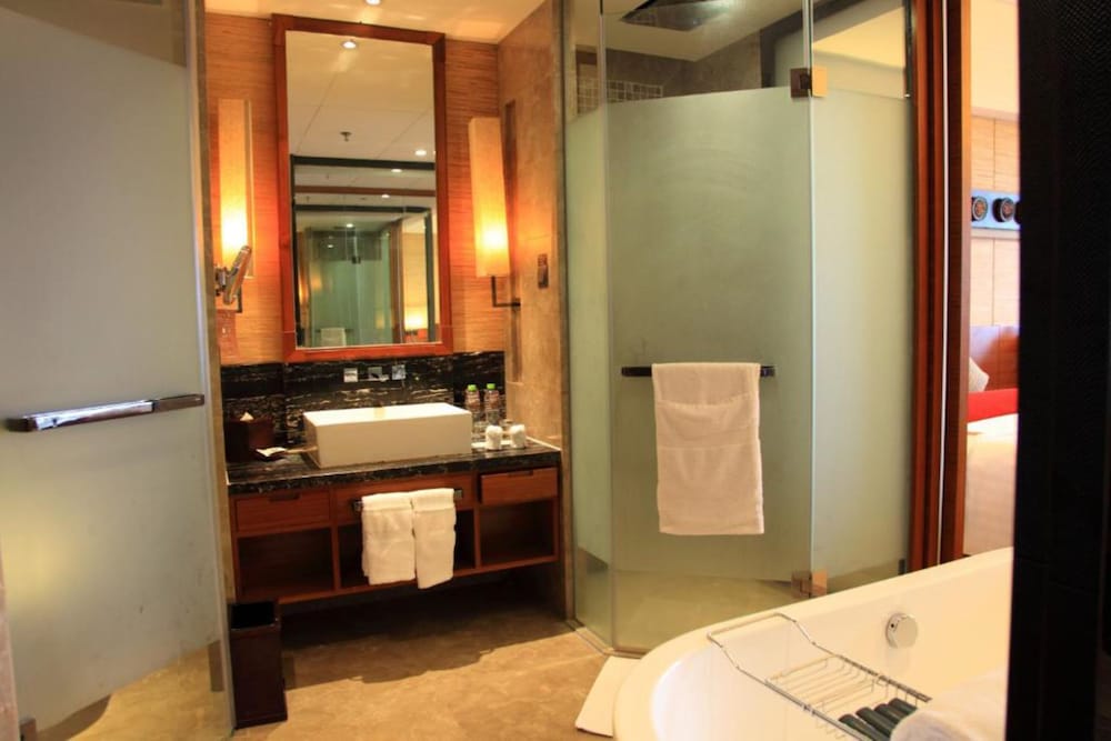 pullman oceanview sanya bay resort and spa