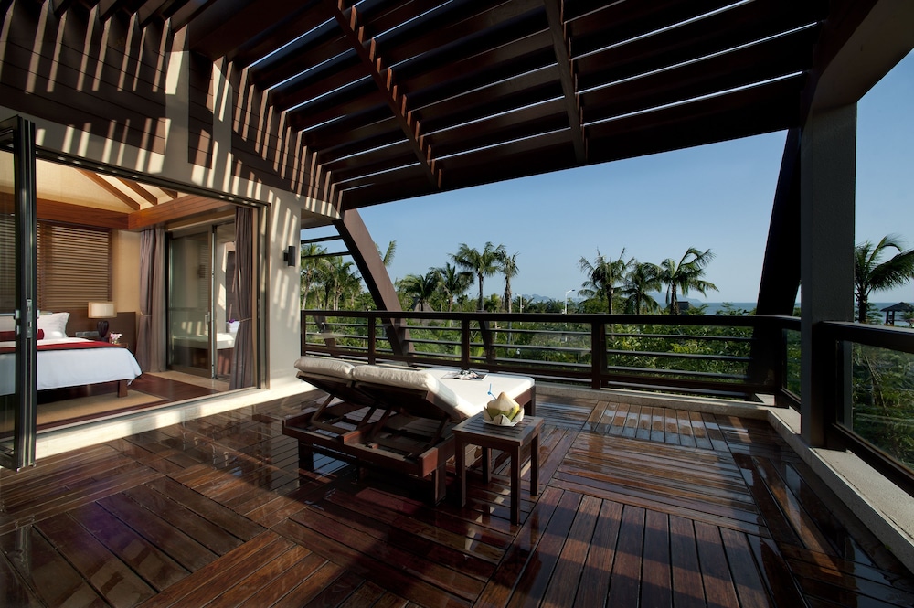 pullman oceanview sanya bay resort and spa