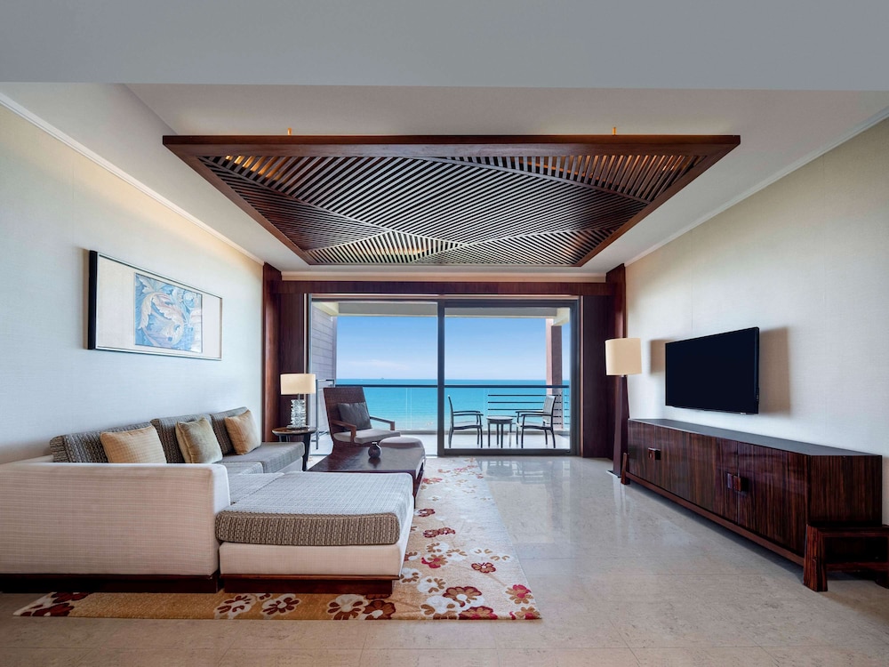 pullman oceanview sanya bay resort and spa