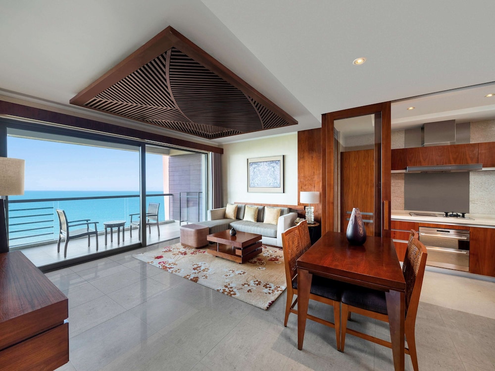 pullman oceanview sanya bay resort and spa