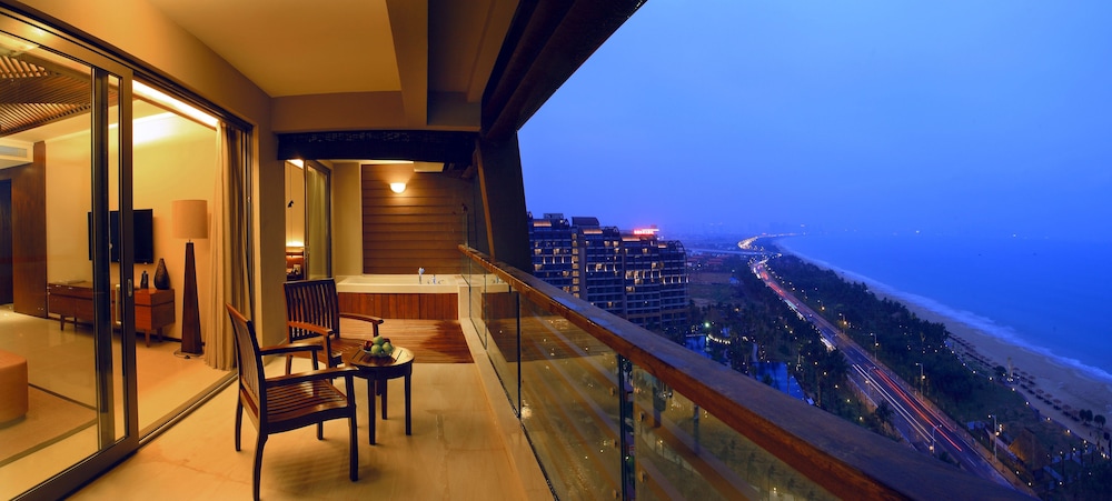 pullman oceanview sanya bay resort and spa
