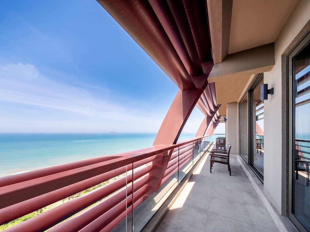 pullman oceanview sanya bay resort and spa