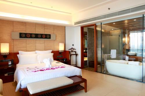 pullman oceanview sanya bay resort and spa