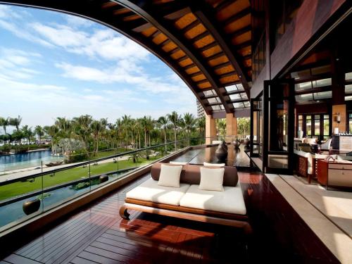 pullman oceanview sanya bay resort and spa