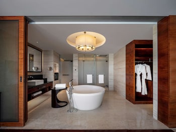 pullman oceanview sanya bay resort and spa