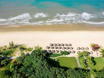 pullman oceanview sanya bay resort and spa