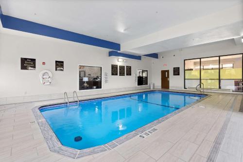 Comfort Inn & Suites St. Louis - Hazelwood,Bridgeton>>Alton,3 star
