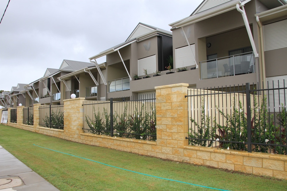 1770 lagoons central apartment resort