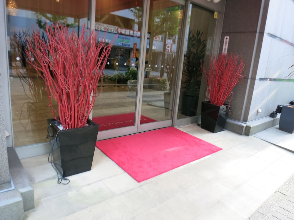 hamilton hotel red