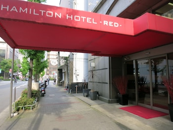 hamilton hotel red