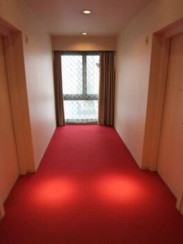 hamilton hotel red
