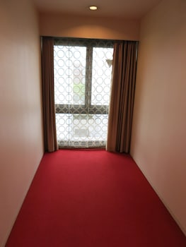 hamilton hotel red