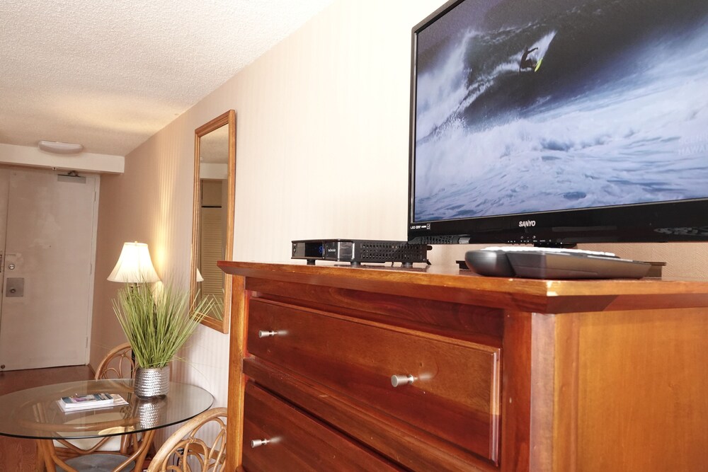 tropical studios at marine surf waikiki