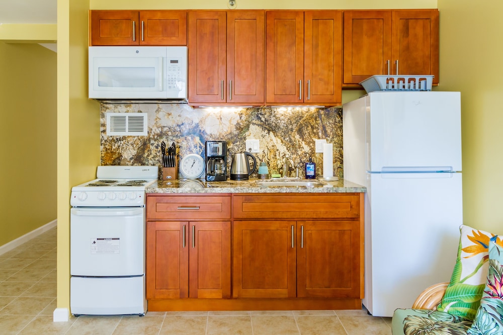 tropical studios at marine surf waikiki
