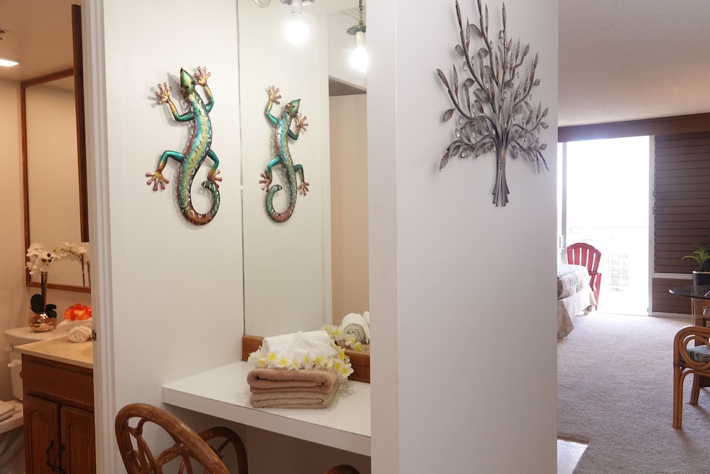 tropical studios at marine surf waikiki