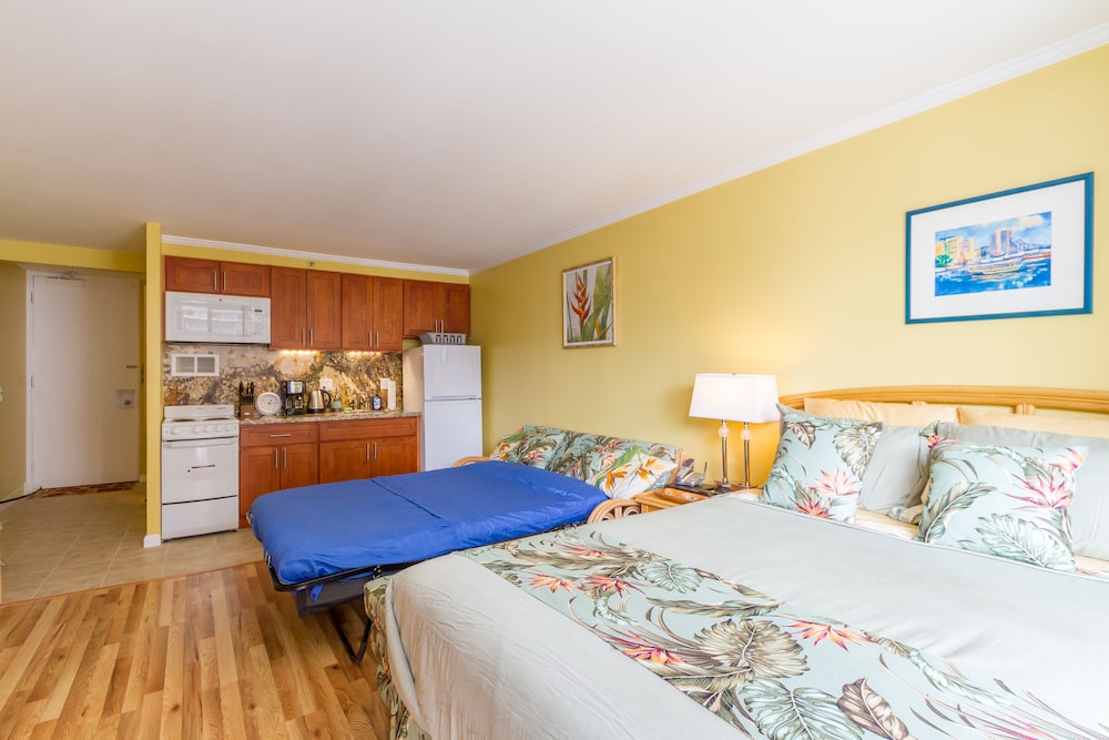 tropical studios at marine surf waikiki