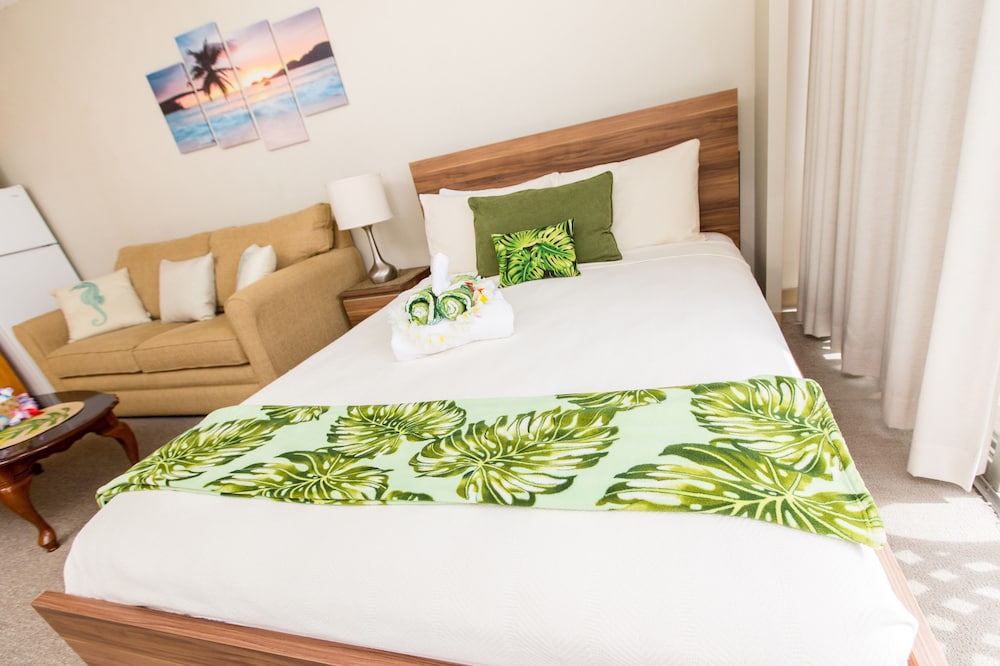 tropical studios at marine surf waikiki