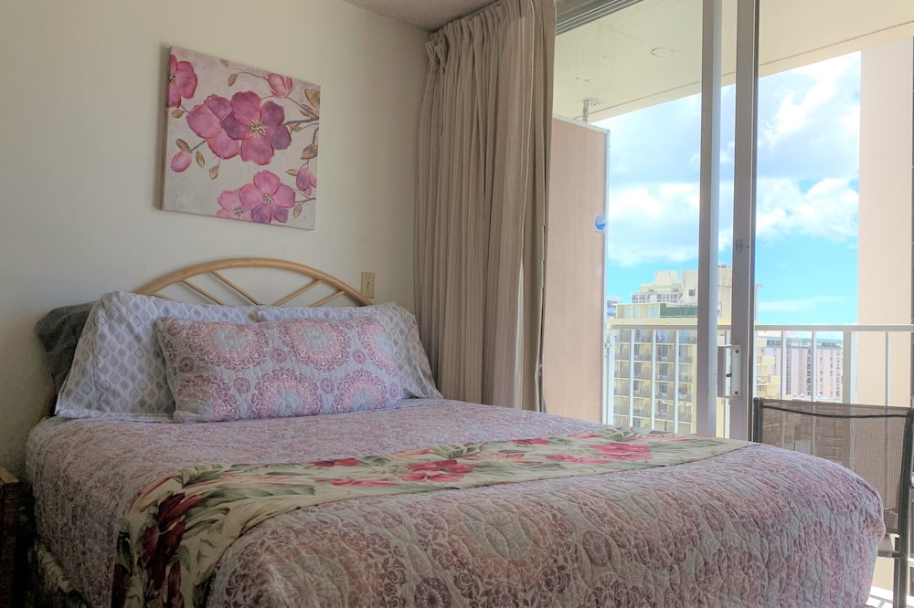 tropical studios at marine surf waikiki