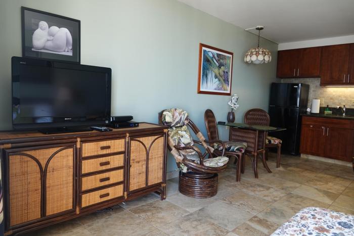 tropical studios at marine surf waikiki