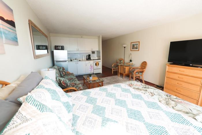 tropical studios at marine surf waikiki