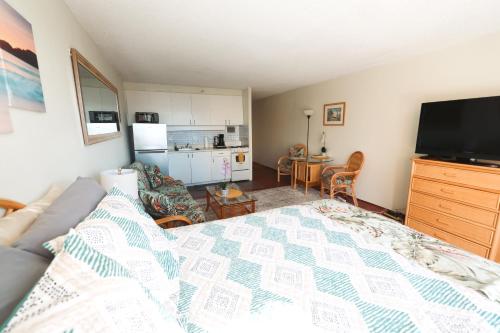 tropical studios at marine surf waikiki