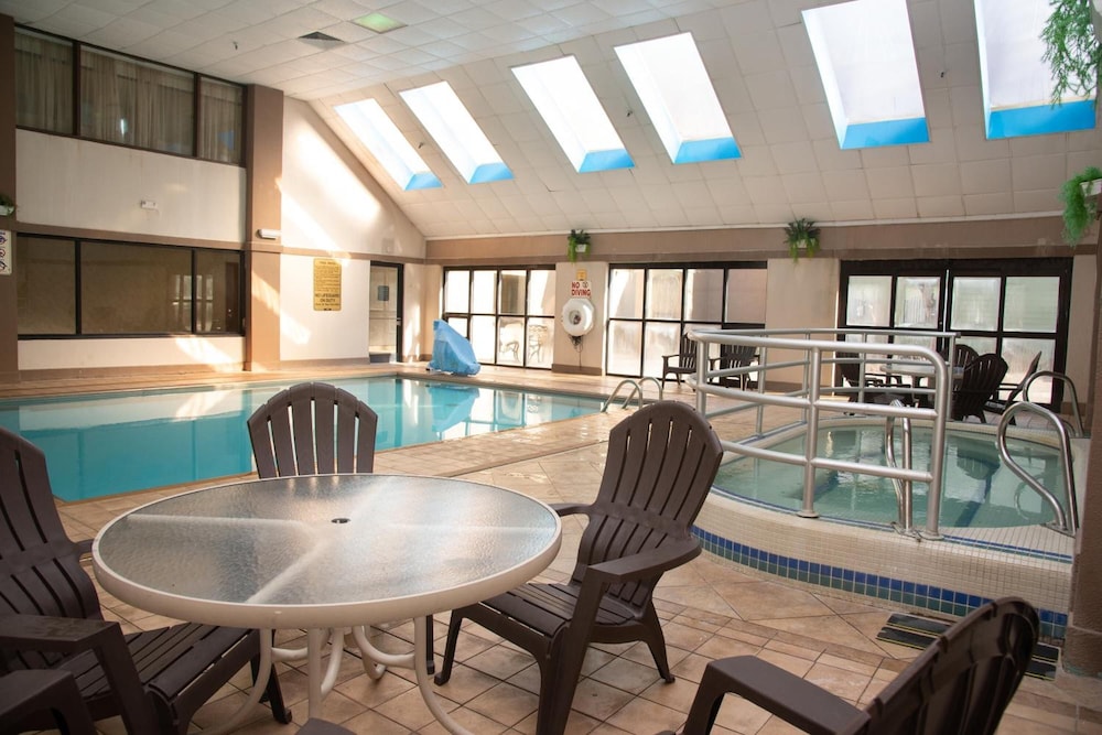 holiday lodge hotel and conference center