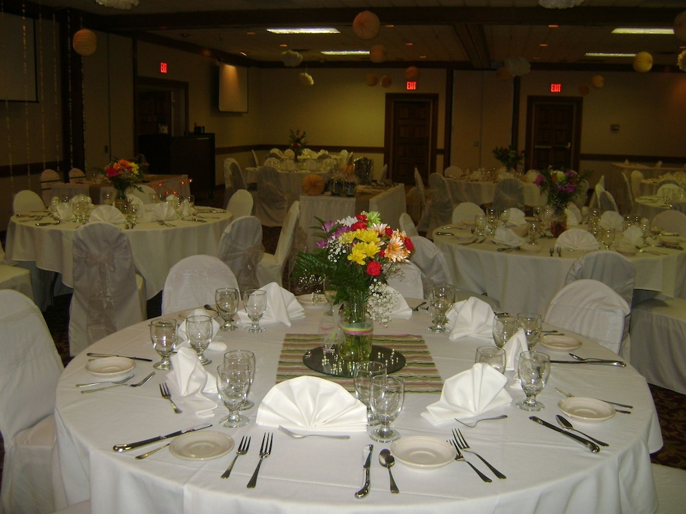 holiday lodge hotel and conference center