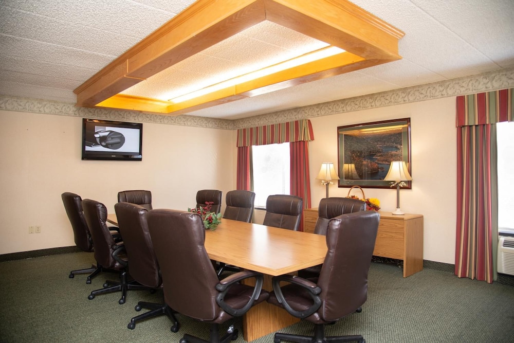 holiday lodge hotel and conference center