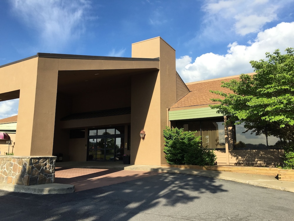 Holiday Lodge Hotel & Conference Center,Fayette>>Beckley,3 star